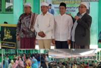 Dr TGH Hazmi Hamzar memperkenalkan H Hairul Warisin, Calon Bupati Lombok Timur di hadapan Jamaah Maraqitta'limat Kecamatan Suela 