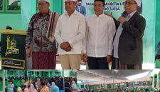 Dr TGH Hazmi Hamzar memperkenalkan H Hairul Warisin, Calon Bupati Lombok Timur di hadapan Jamaah Maraqitta'limat Kecamatan Suela 