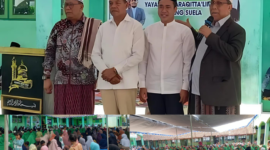 Dr TGH Hazmi Hamzar memperkenalkan H Hairul Warisin, Calon Bupati Lombok Timur di hadapan Jamaah Maraqitta'limat Kecamatan Suela 