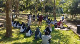 Siswa SMK Kesehatan Hamzar Pringgabaya menggelar bakti sosial berupa pemeriksaan tensi gratis bagi pengunjung Kebun Raya Lemor, Suela Lombok Timur