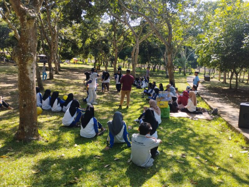 Siswa SMK Kesehatan Hamzar Pringgabaya menggelar bakti sosial berupa pemeriksaan tensi gratis bagi pengunjung Kebun Raya Lemor, Suela Lombok Timur